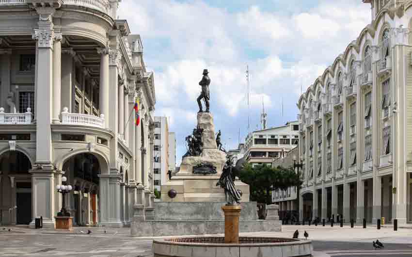 Plaza de la Administracion with sculpture and Palacio Municipal de Guayaquil
