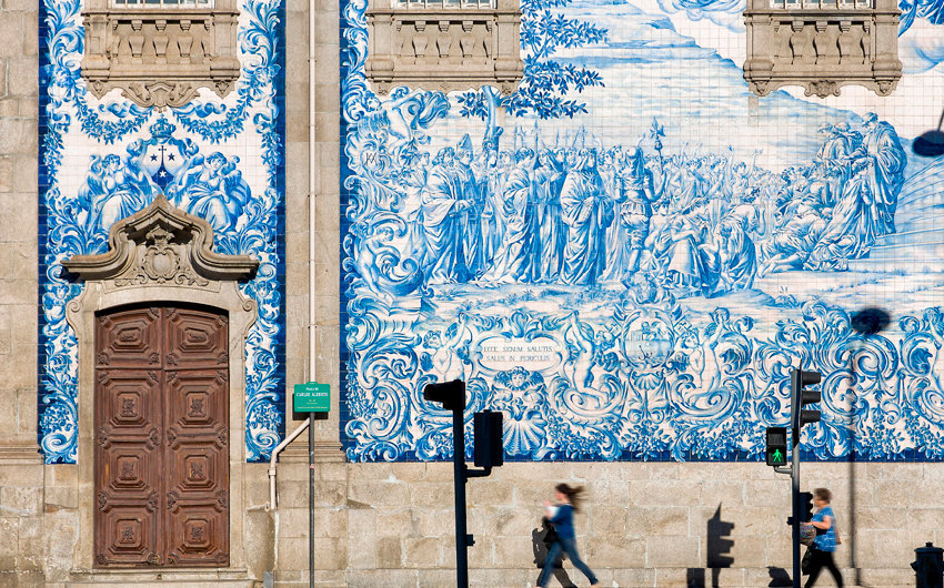 Walking along the huge tiled wall of a church in Porto