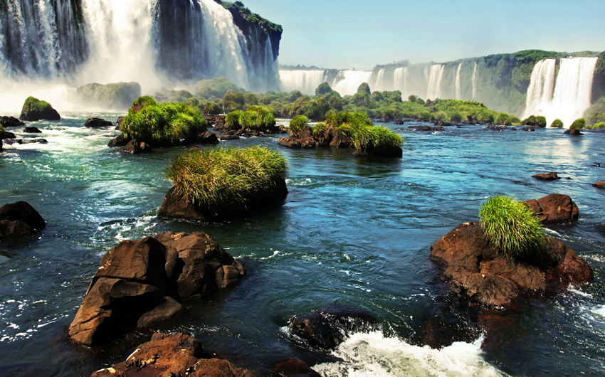 guazu Falls to the cliffs of the Iguazu River