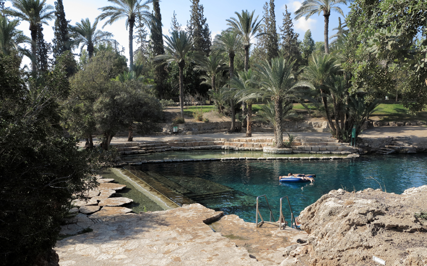 Natural warm water pool at Gan HaShlosha
