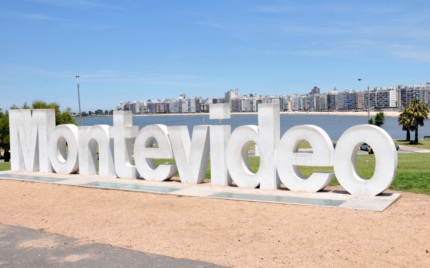 Sign welcomes tourists coming to Montevideo